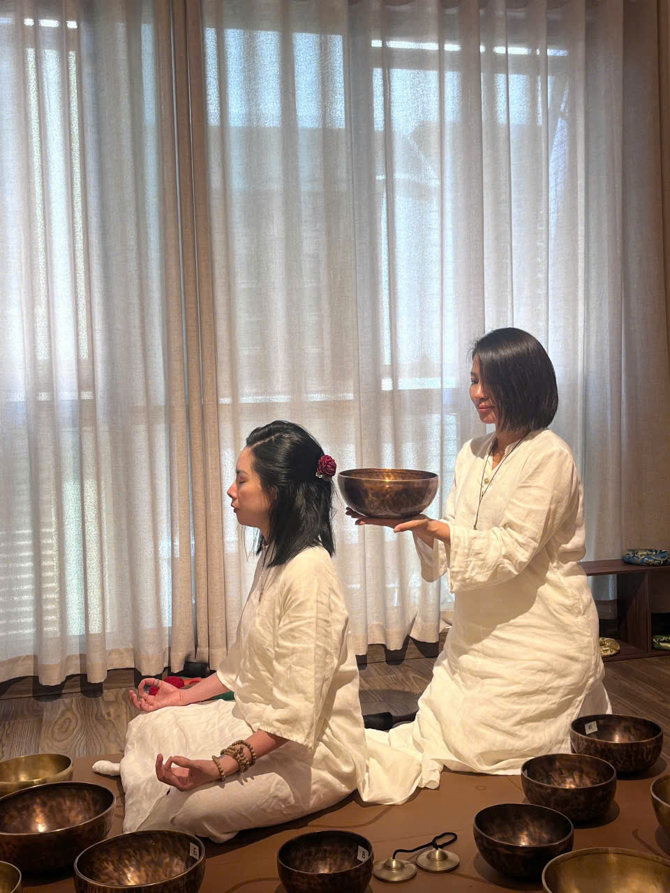 Cận cảnh bàn tay đặt lên trái tim khi nằm nghỉ, ánh sáng ấm